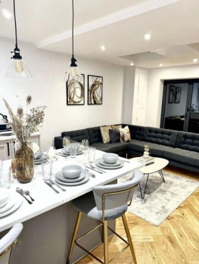 Prime Location 4-Bed Home in Croydon with Parking